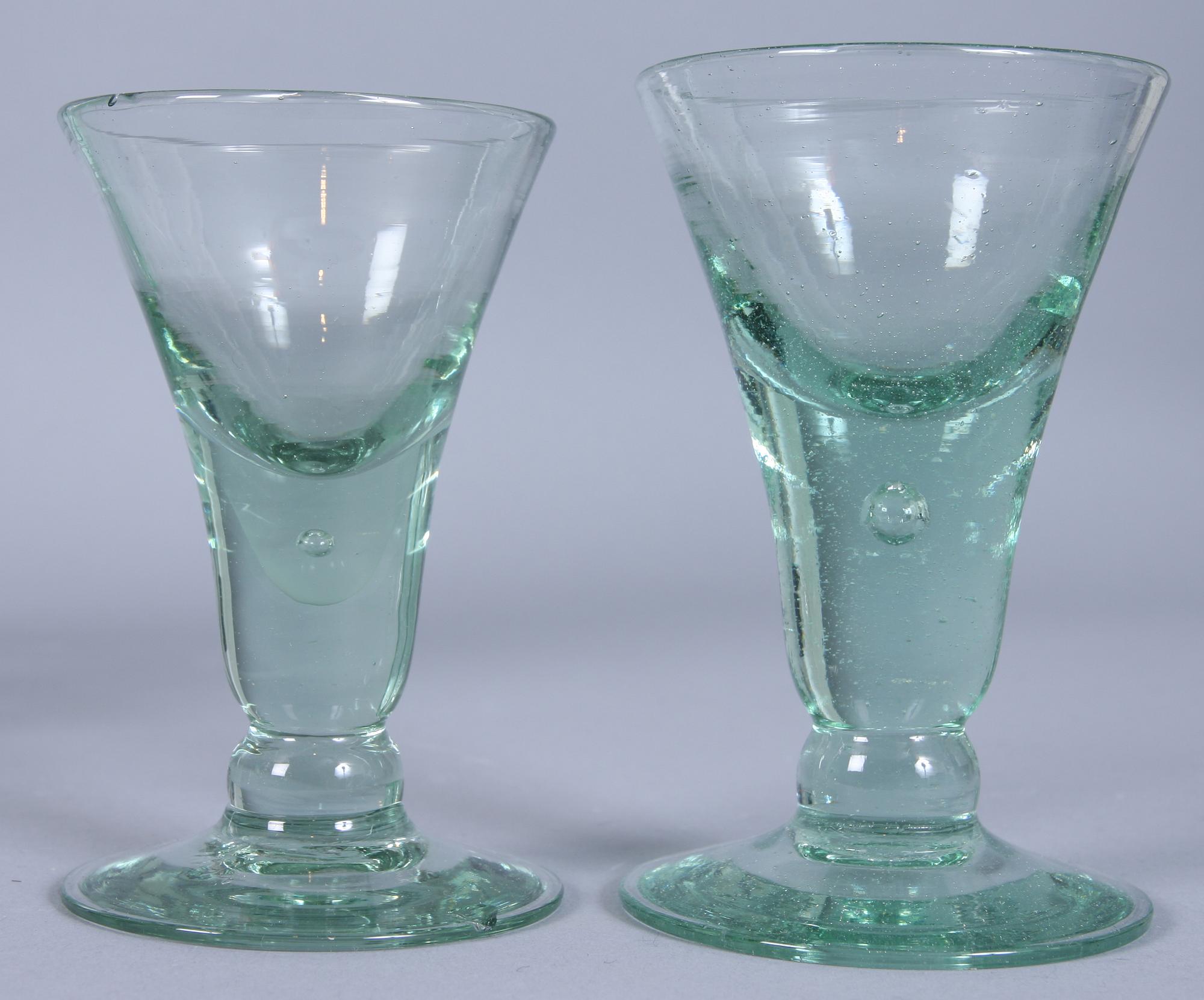 SNAPSFLASKA samt SNAPSGLAS, 5 st. Enligt uppgift från Skansens glasbruk.