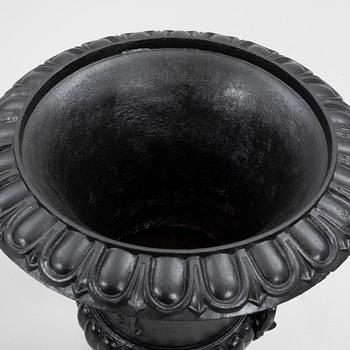 Garden urns, a pair, 20th century.