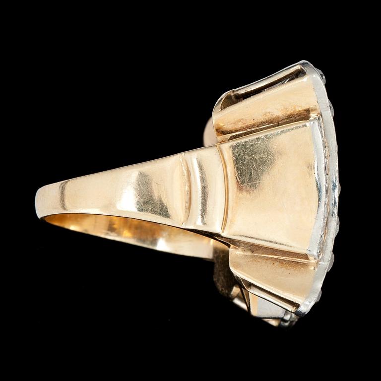 A old-cut diamond ring. Total carat weight circa 4.00 cts.