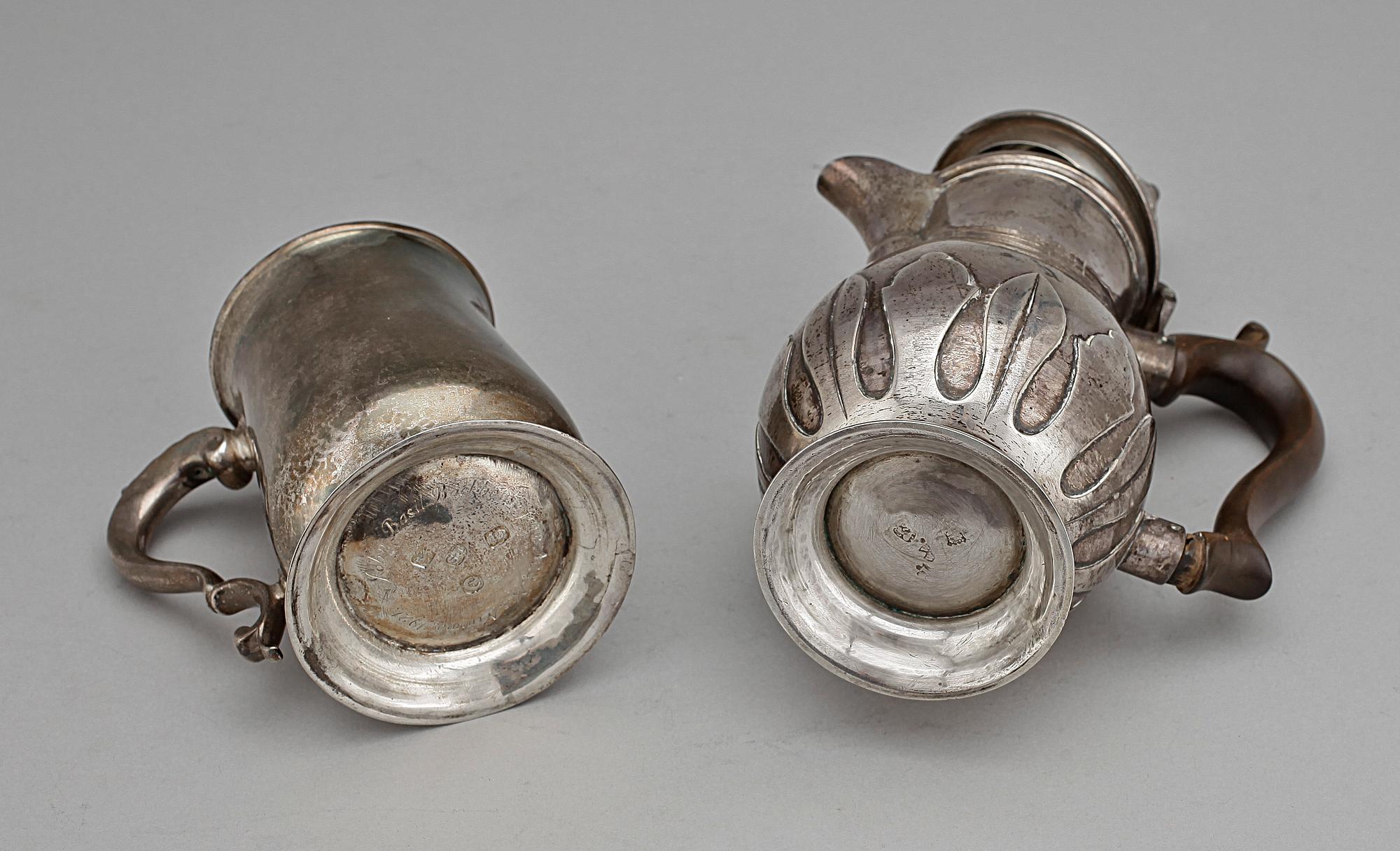 MUGG samt CHOKLADKANNA, silver, bland annat möjl. William Shaw & William Priest London 1757-58 , London. Vikt tot 652g.