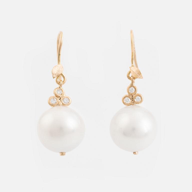 Earrings with cultured freshwater pearls and brilliant-cut diamonds.