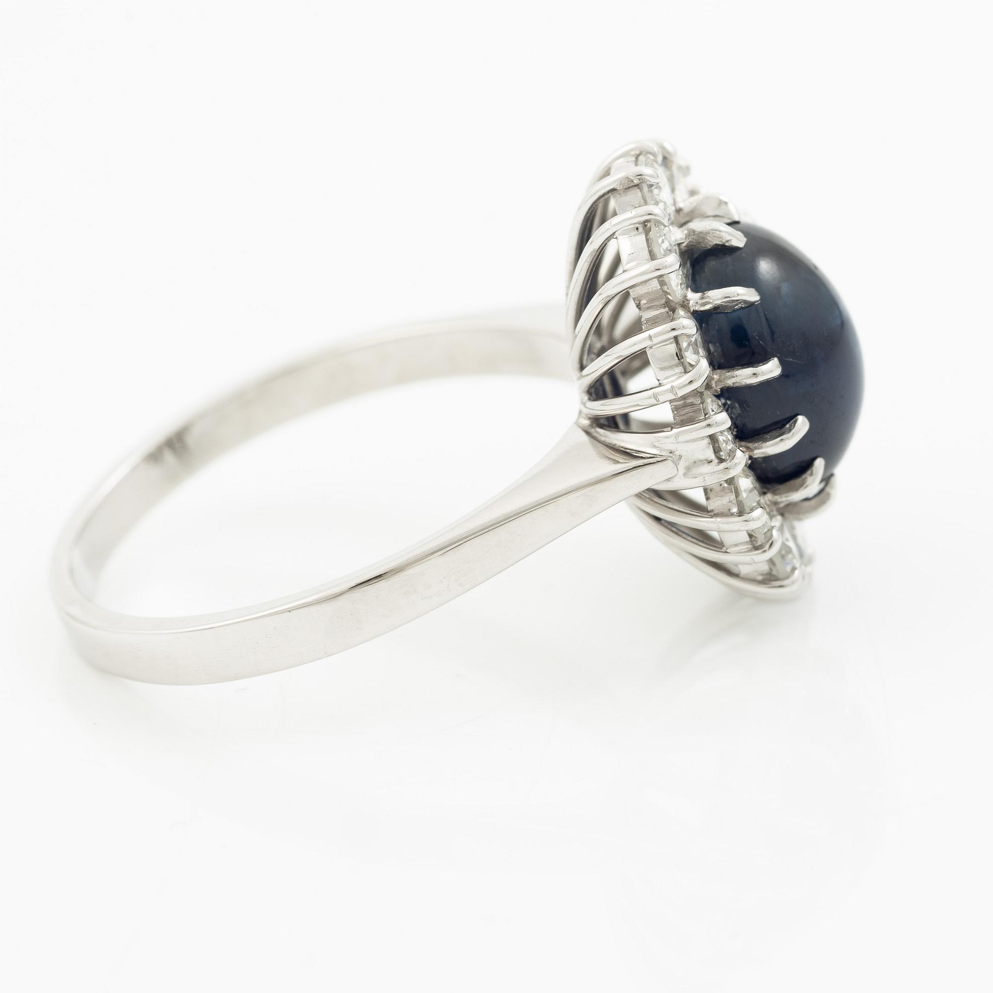 Ring in 18K white gold with a cabochon-cut sapphire and brilliant-cut diamonds.