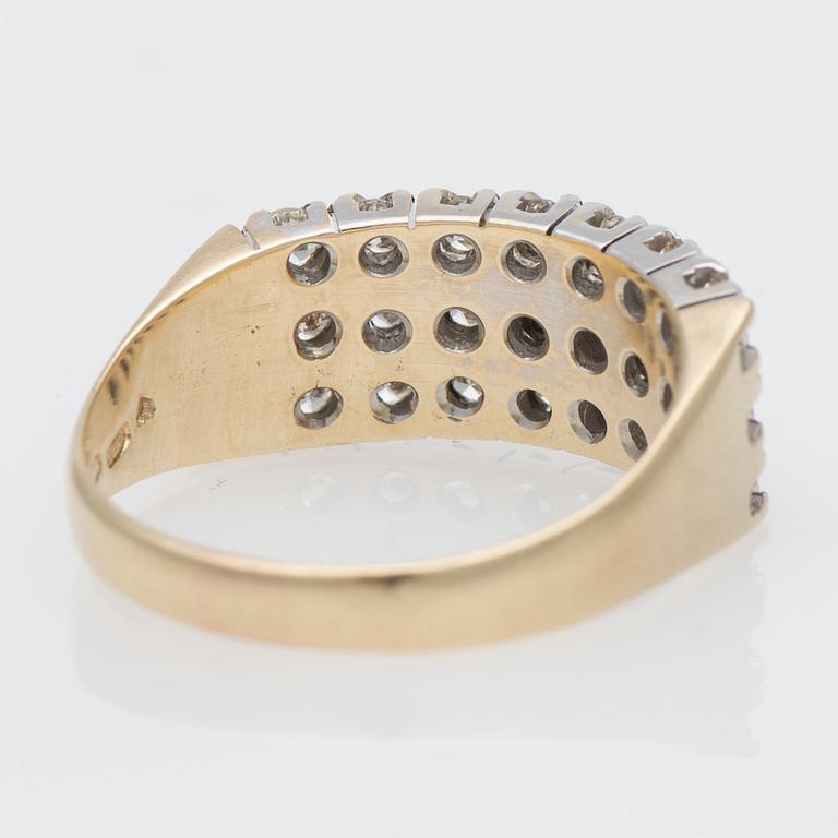 RING, briljantslipade diamanter, 14K guld. Helsingin Timanttipojat, 1999.