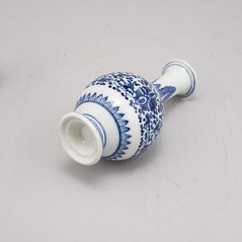 Miniatyrvaser, två stycken, vas samt miniatyrkanna, porslin, Kina, Kangxi, (1662-1722), sen Qingdynasti, samt 1900-tal.
