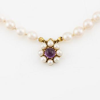 Necklace, cultured pearls, double strand, clasp in 14K gold with cabochon-cut amethyst and pearls.