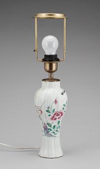 VAS/BORDSLAMPA. Porslin. Kina, 1700-talets andra hälft.