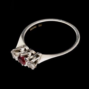 RING, 18k vitguld med rubin och 2 briljantslipade diamanter, tot 0.25 ct, Gustav Dahlgren & Co, Malmö. Vikt 4 g.