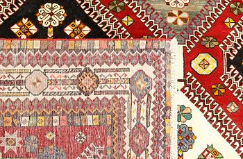 A Qashqai carpet, approx. 290 x 216 cm.