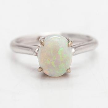 Ring, 18K vitguld och opal.