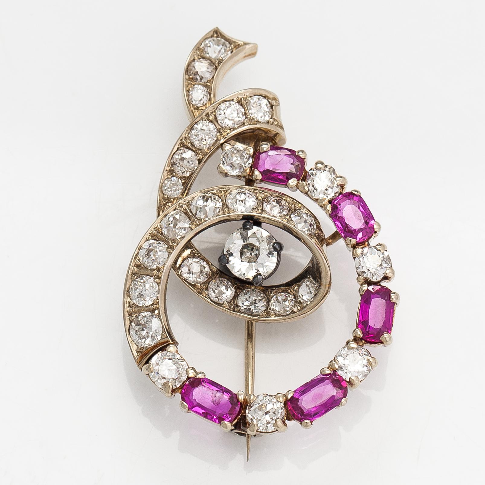 An 18K white gold and silver brooch with old-cut diamonds ca.3.90 ct in total and rubies.