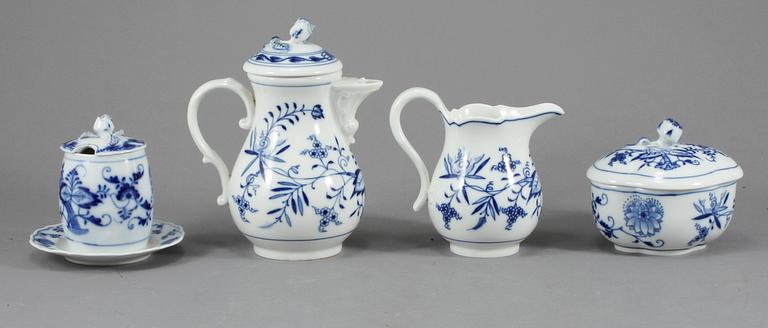 SERVISDELAR, 34 delar, porslin, "Lökmönstret", Meissen, 1900-talets andra hälft.