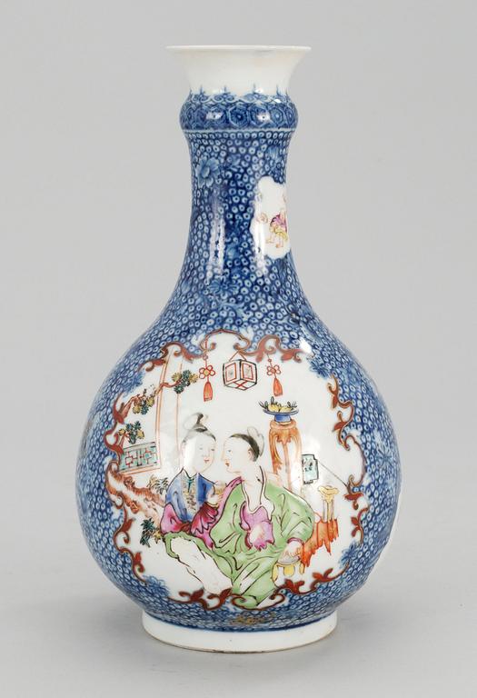 FLASKA, porslin. Qingdynastin, 1700-tal.
