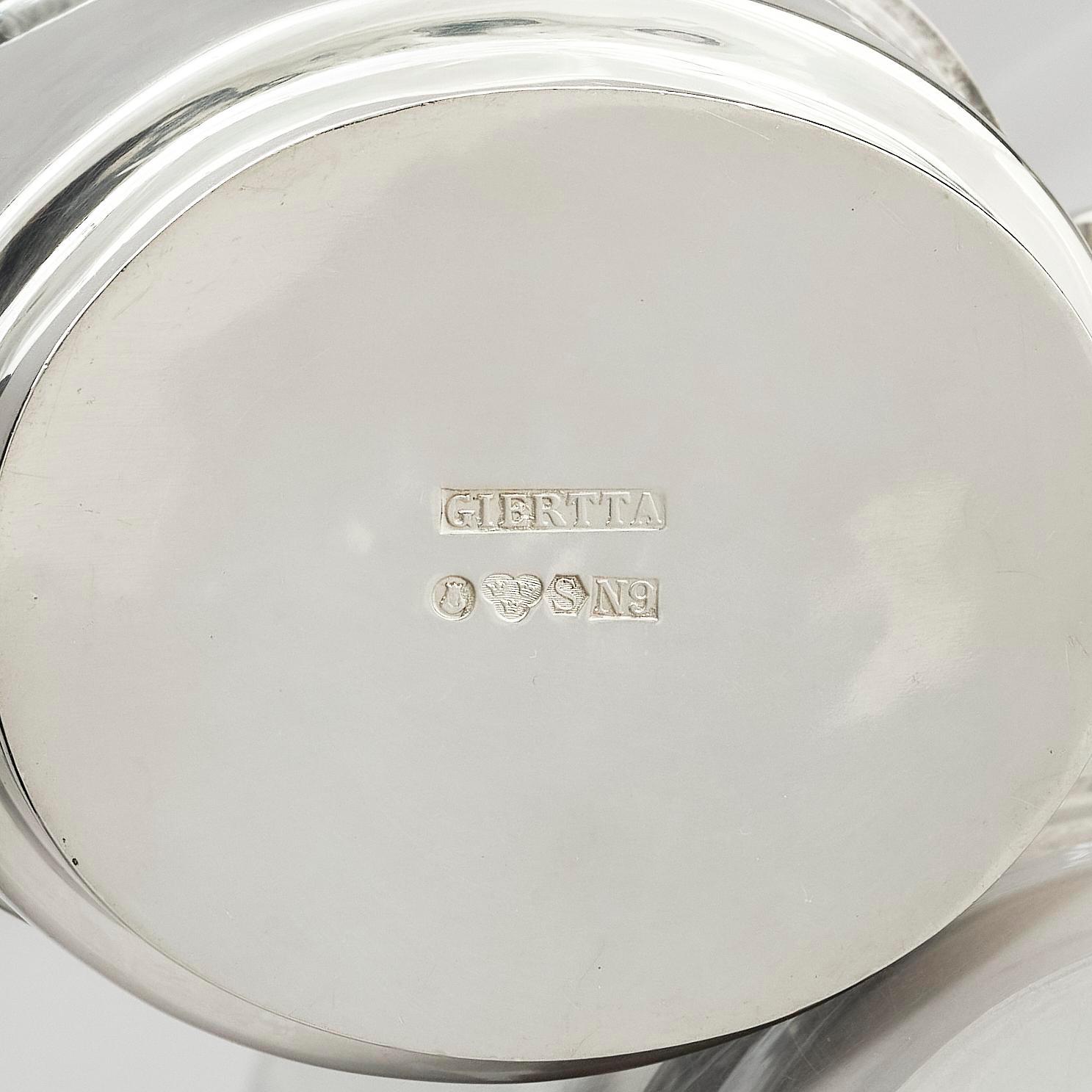 Claës E. Giertta, a silver sauce bowl with a dish, mark of Claës Giertta, Stockholm 1963.