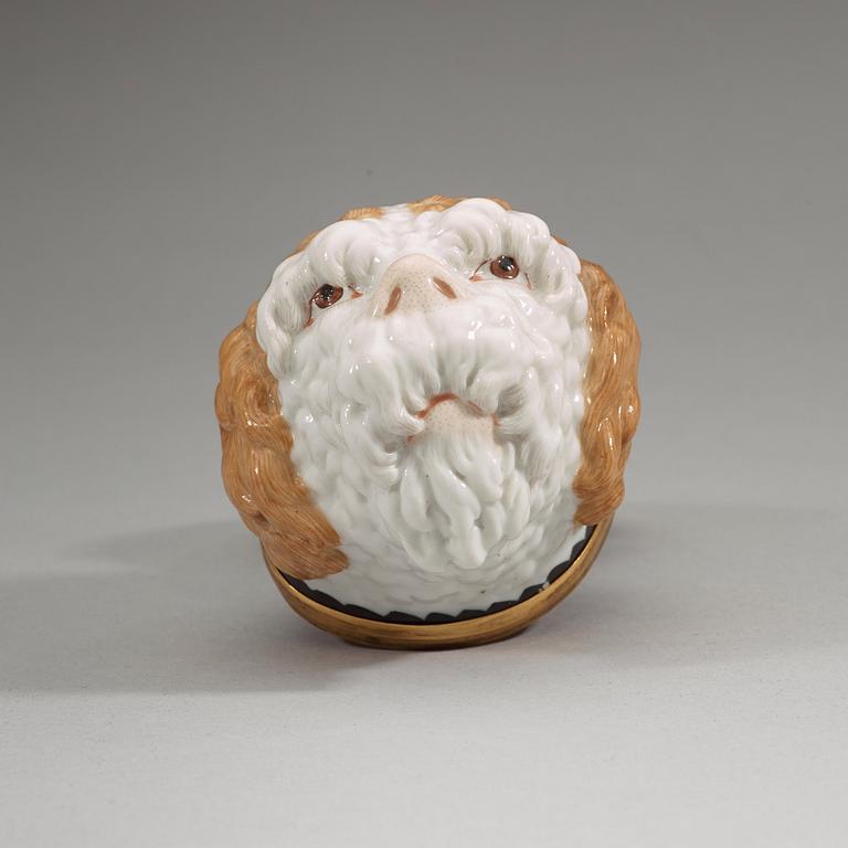 TOBAKSDOSA, porslin. Kungl. Dansk, omkring 1793.