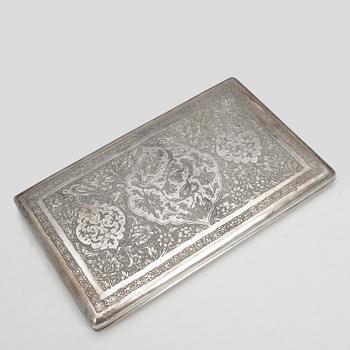 CIGARETTETUI, silver, Reza Shah-perioden, 1900-talets första hälft/ mitt. Vikt ca 180 gram.