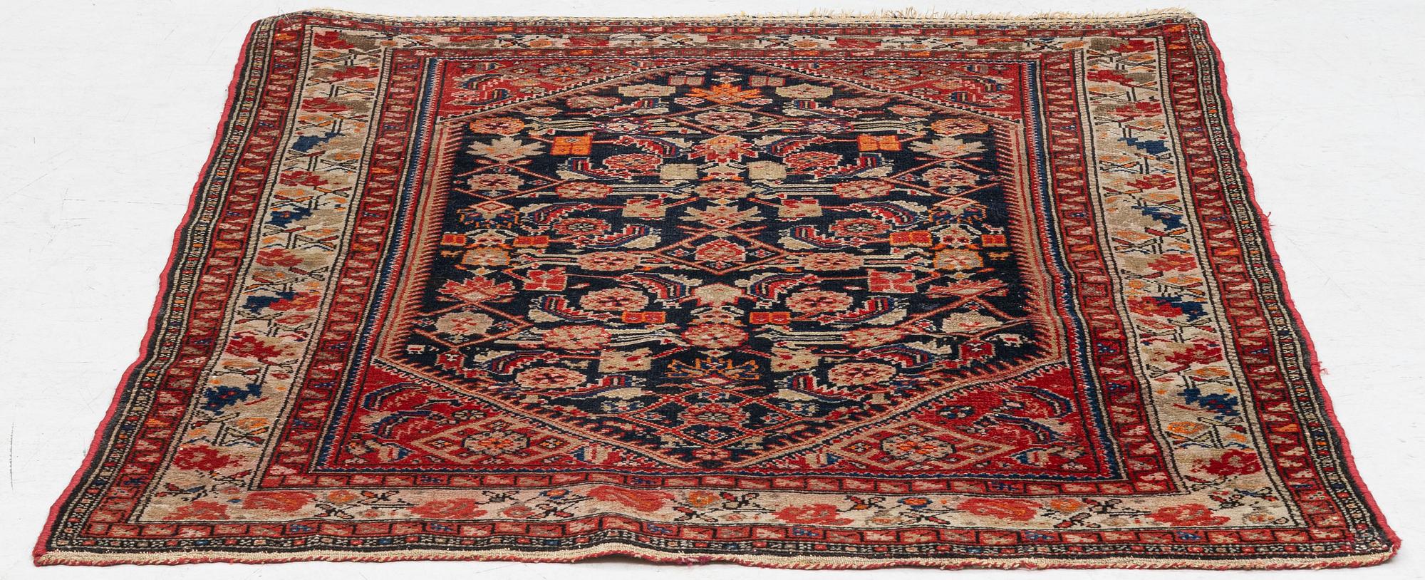 An oriental rug, approx. 148 x 110 cm.