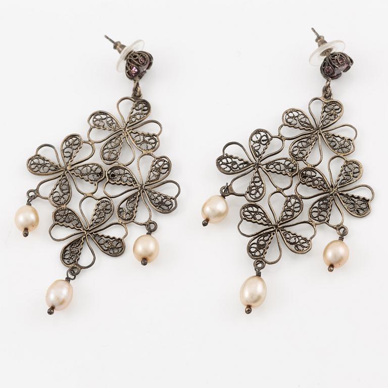 Yvone Christa, två par örhängen, silver, med genombruten dekor, med imitationsstenar.