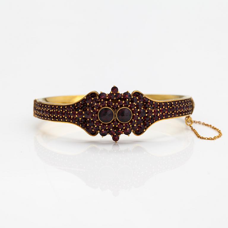 A gilded silver bracelet with garnets. Import marked Hugo Grün, Helsinki 1974.
