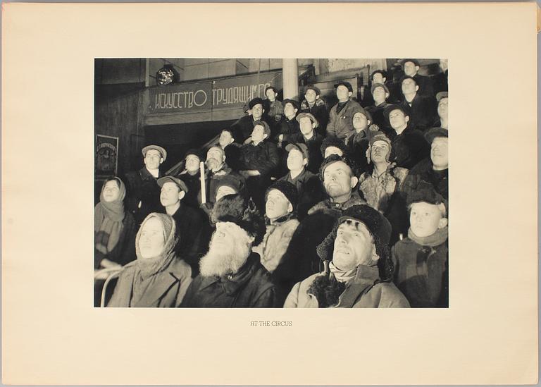 MARGARET BOURKE-WHITE, portfolio med fotogravyrer "Twelve Soviet Photo-prints".