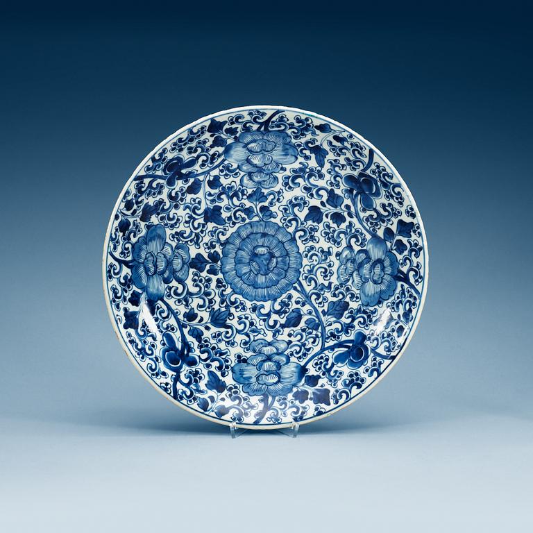 A blue and white charger. Qing dynasty, Kangxi (1662-1722).