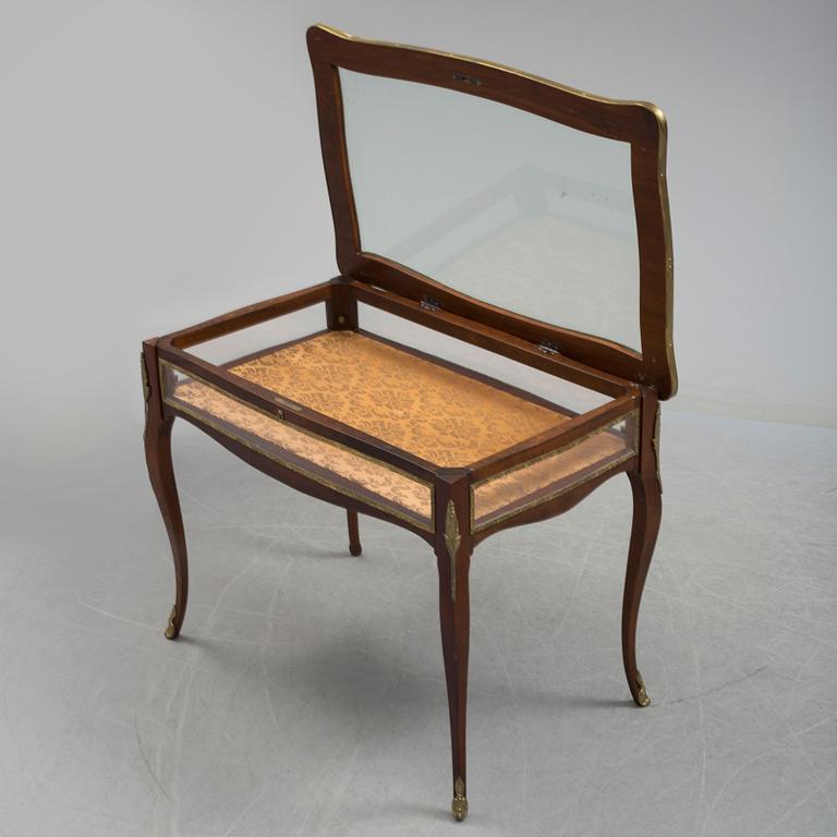 MONTERBORD, rokokostil, 1900-talets andra hälft.
