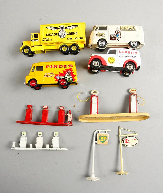 LEKSAKSBILAR, 13 st samt bensinpumpar och släpvagn, Dinky, Lesney, Corgi, Tekno m fl .