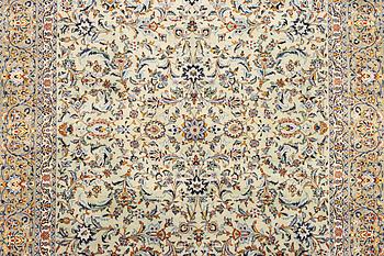 A Kashan carpet a. 380 x 260 cm.