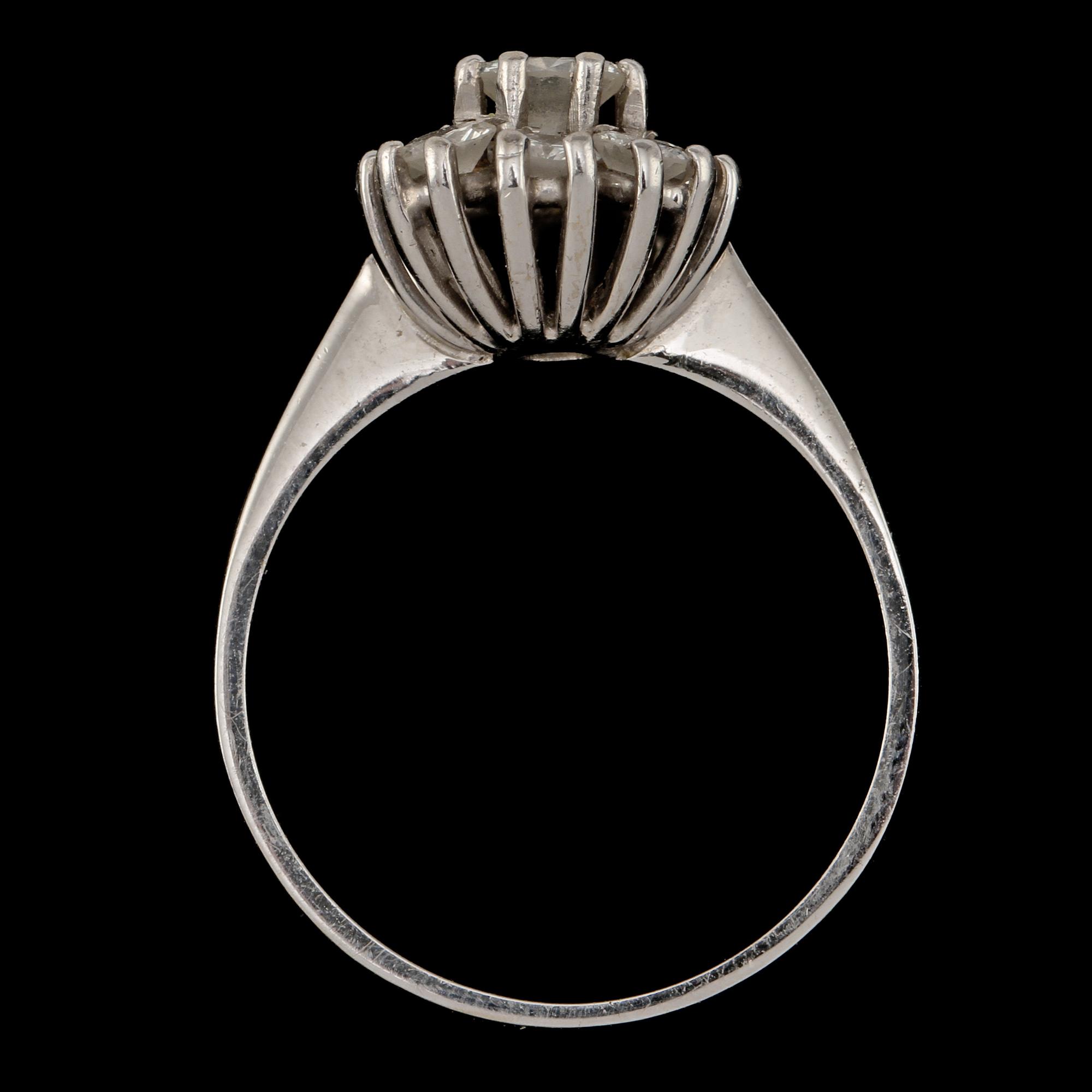 CARMOSÉRING, 18k vitguld med 9 briljantslipade diamanter, tot ca 1.5 ct, 1900-talets slut. Vikt 3 g.