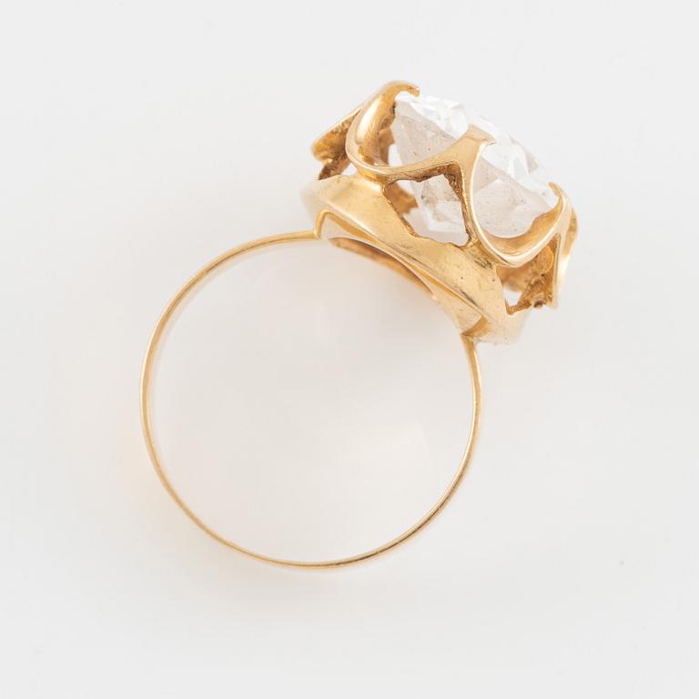 Ring 18K guld med vit syntetisk spinell.