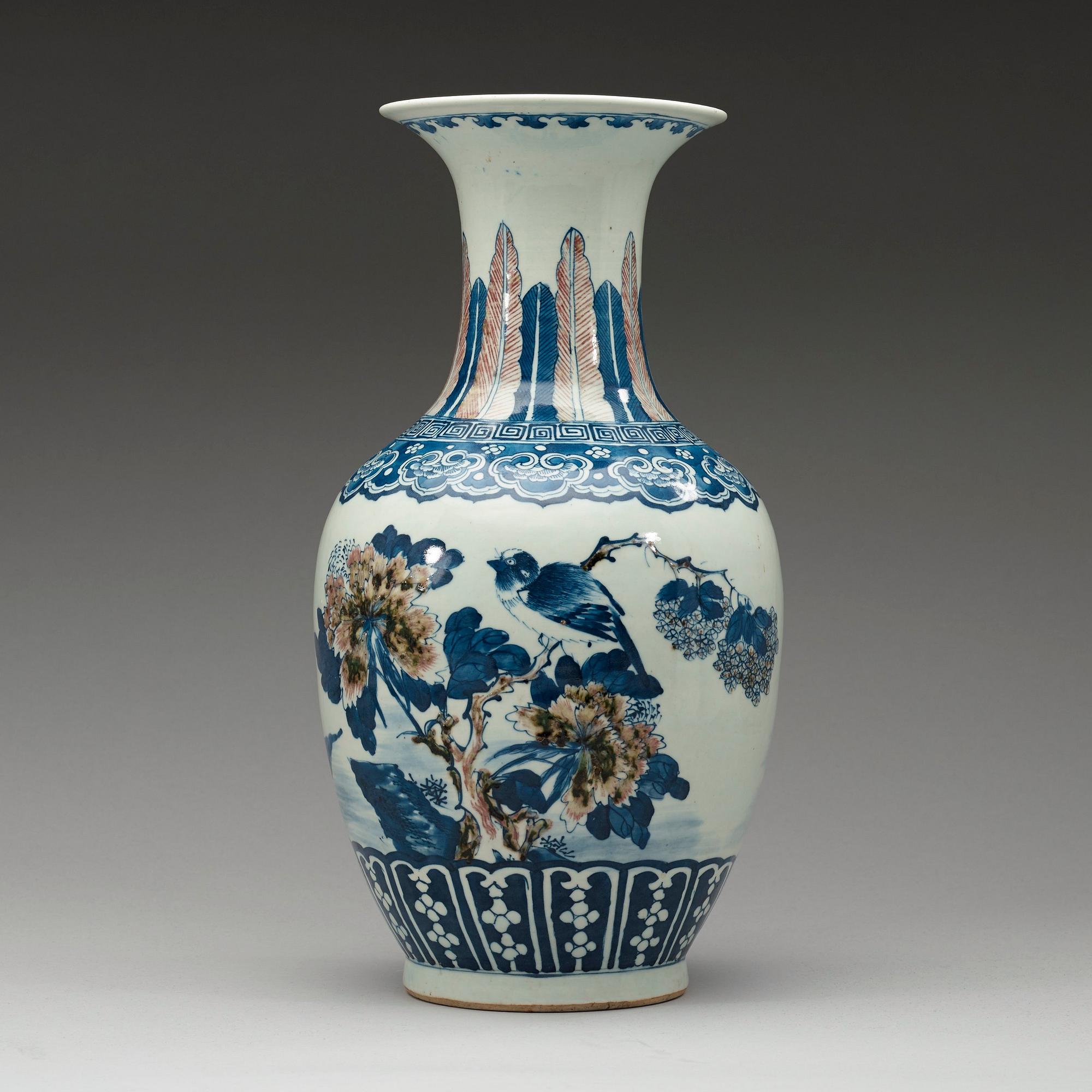 A blue and red vase, late Qing dynasty, 19th century.