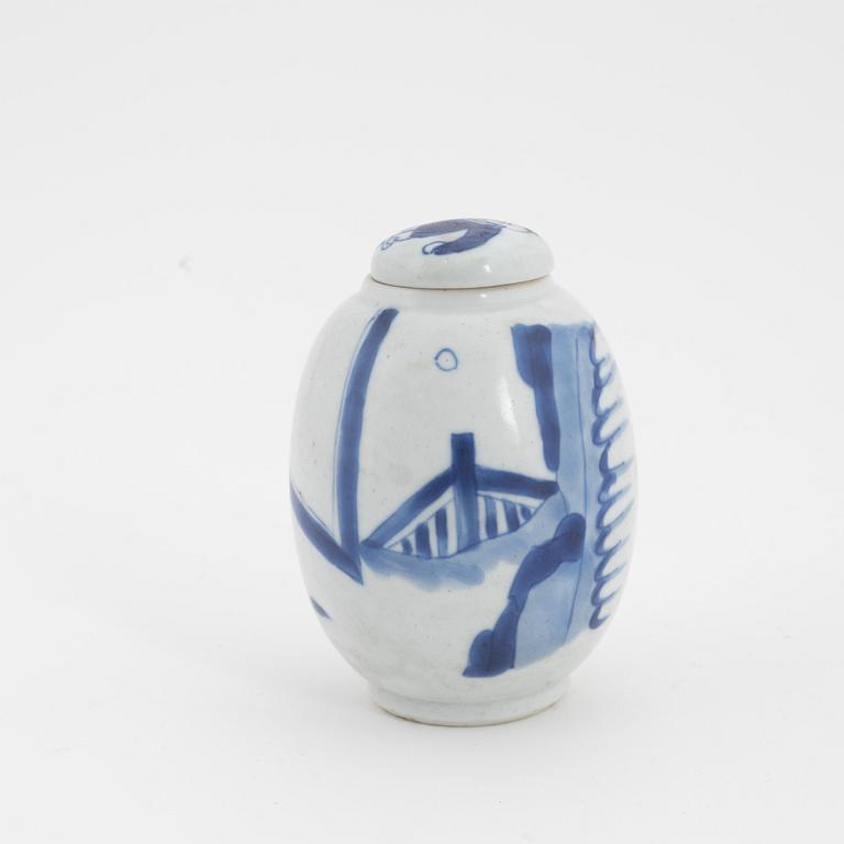 A small blue and white jar with cover, Qing dynasty, Kangxi (1662-1722).