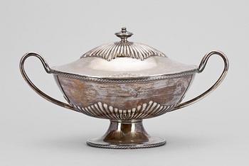 TERRIN MED LOCK, silver, empirstil, S & M Bensen, Danmark, 1900-tal. Totalvikt 1475 g.