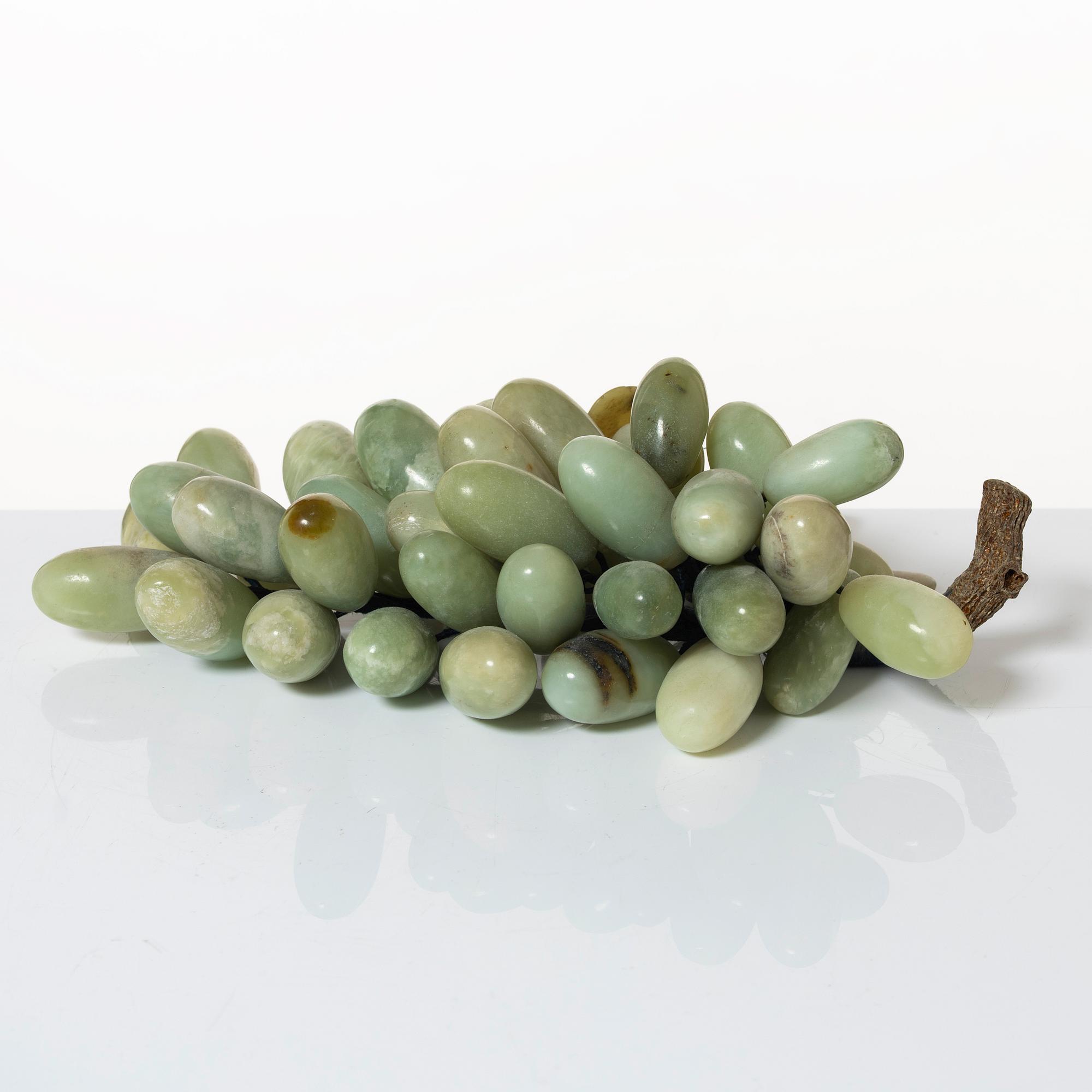 Bordsdekorationer i form av druvklasar, 2 st, 1900-talets mitt.