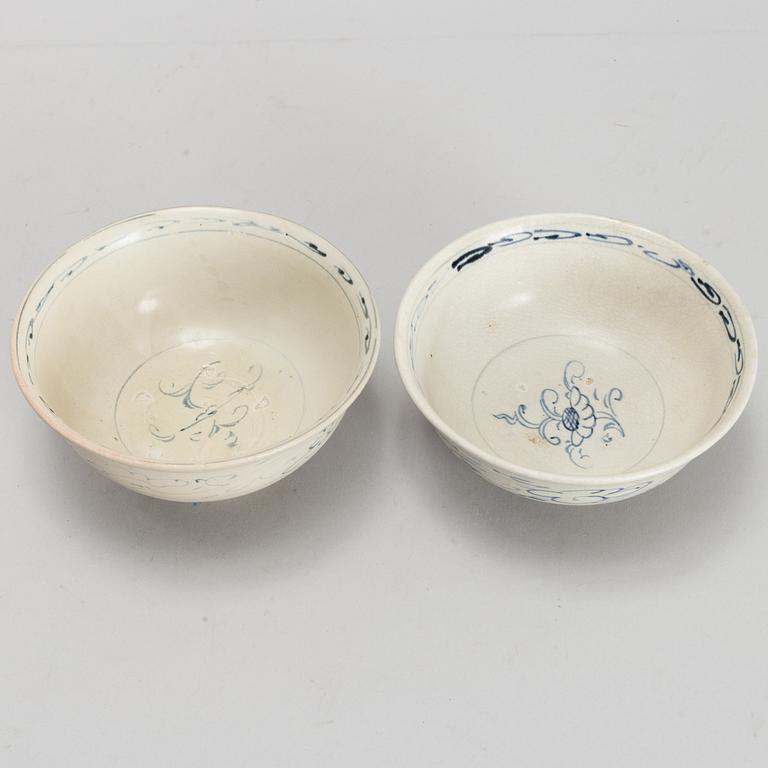 Two Vietnamese bowls, 16th / 17th Century.
