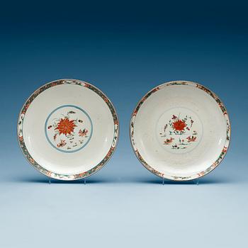 1525. A pair of famille verte dishes, Qing dynasty, Kangxi (1662-1722).