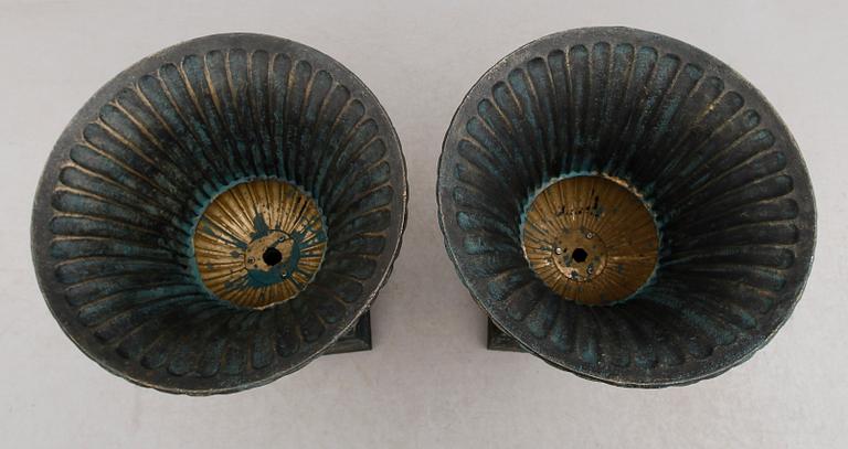 TRÄDGÅRDSURNOR, 1 par, gjutjärn, modern tillverkning.