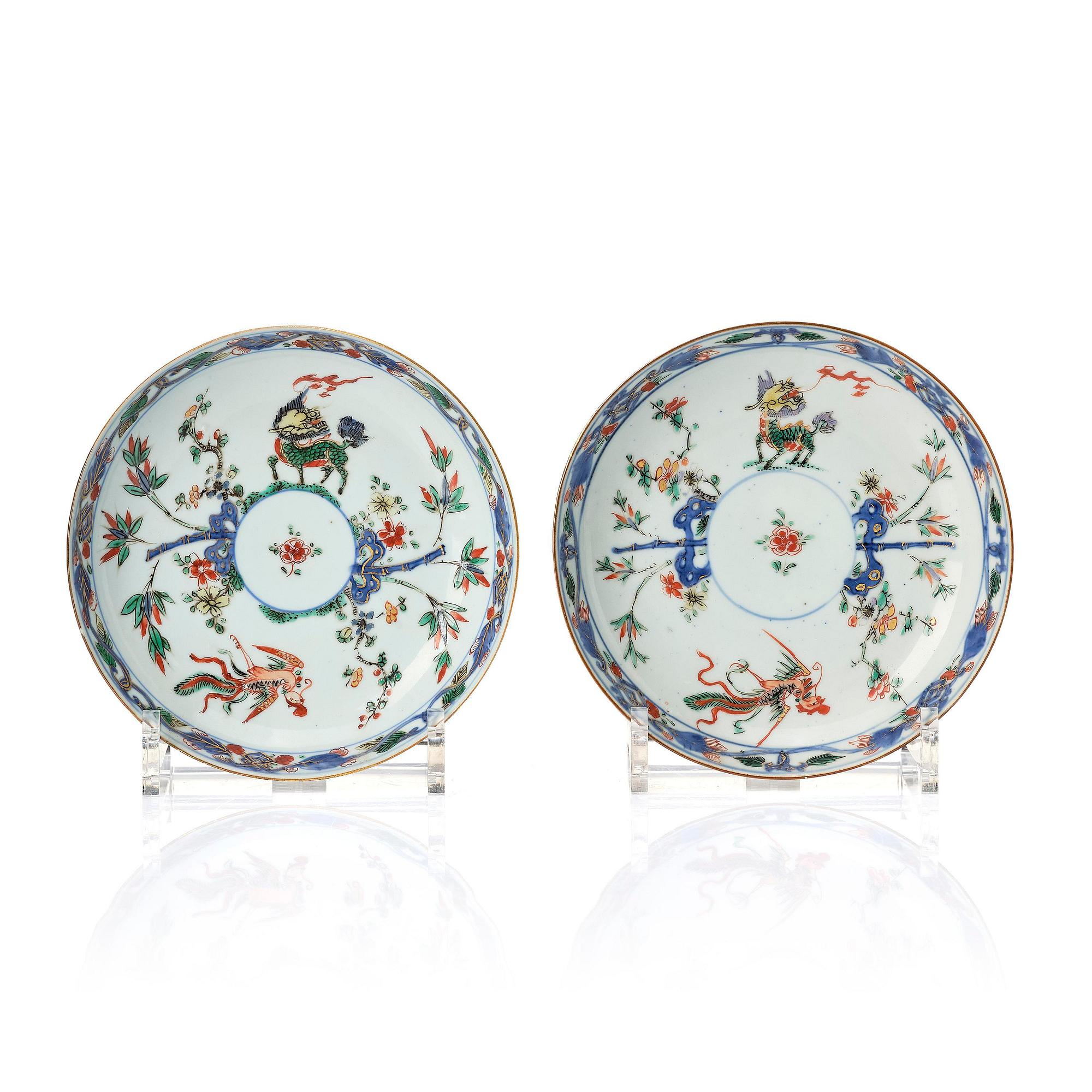 Skålfat, ett par, porslin. Qingdynastin, Kangxi (1662-1722).