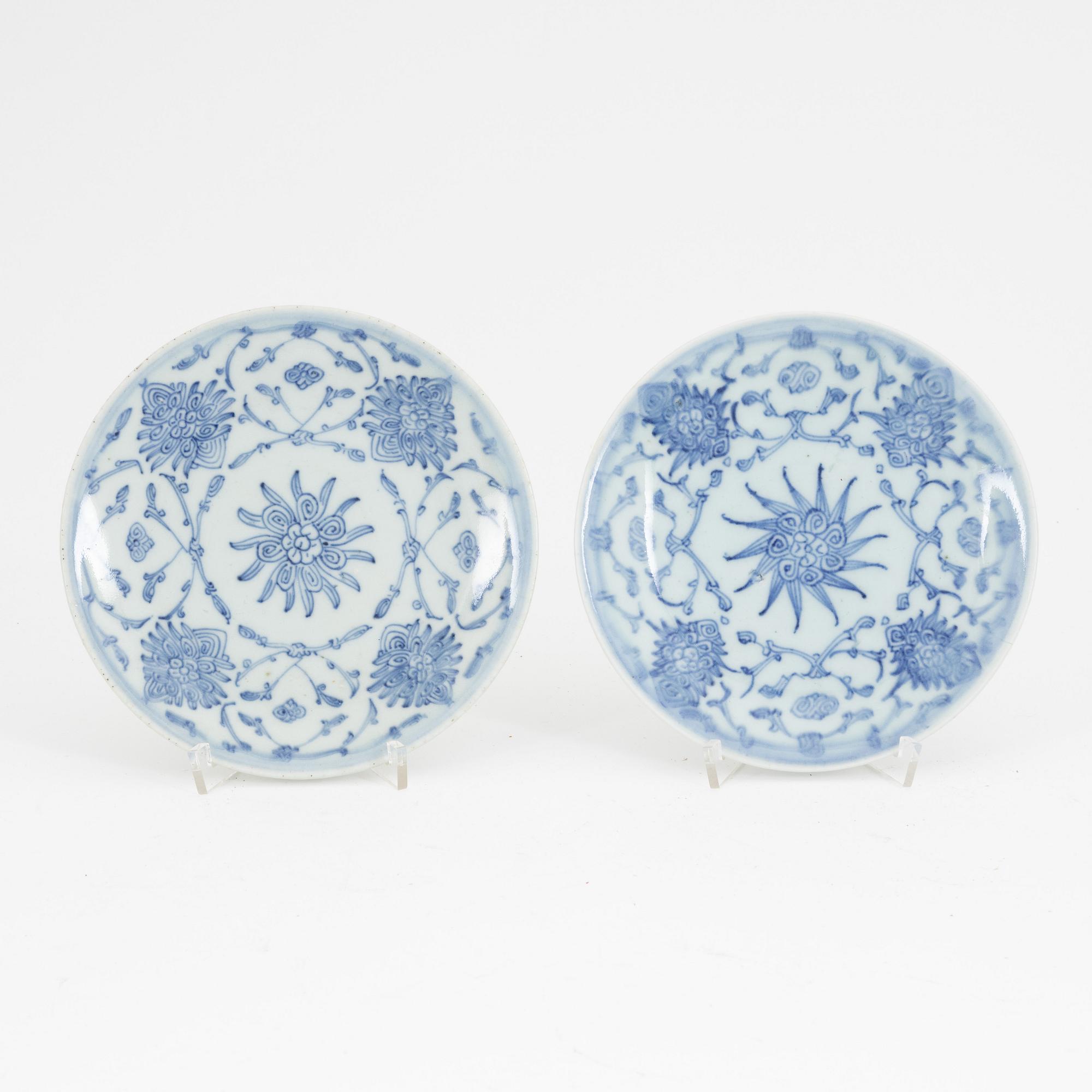 Fat, 12 stycken, samt bläckflaska, porslin, Kina, sen Qingdynasti, sent 1800-tal eller omkring år 1900.