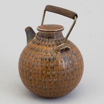 A stoneware tea pot by Stig Lindberg, Gustavsberg.