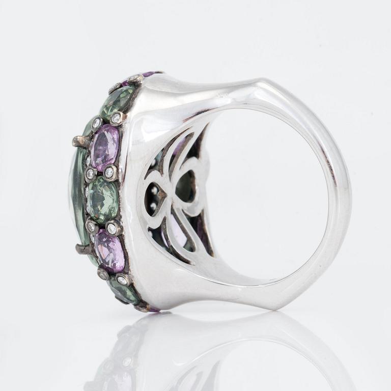 RING med checkerslipad prasiolit ca 5.58 ct, briljantslipade diamanter samt rosa och gröna safirer.