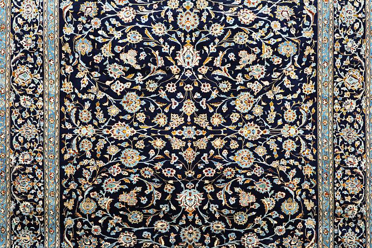 A Kashan carpet, c. 397 x 298 cm.