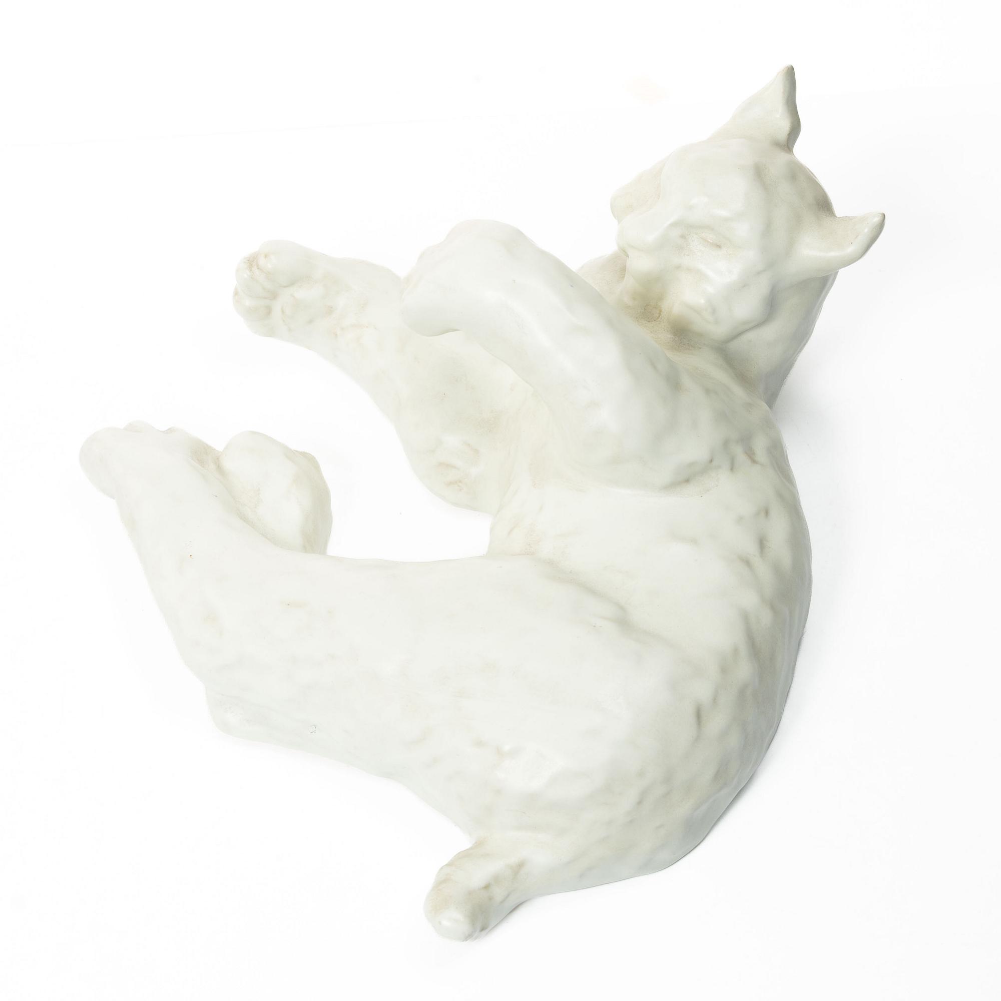 Vicke Lindstrand, figurin, "Liggande lo", Upsala Ekeby.