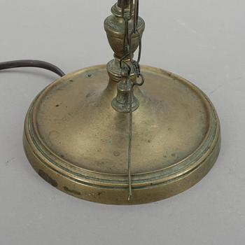 BORDSLAMPA, mässing, 1900-talets första hälft.