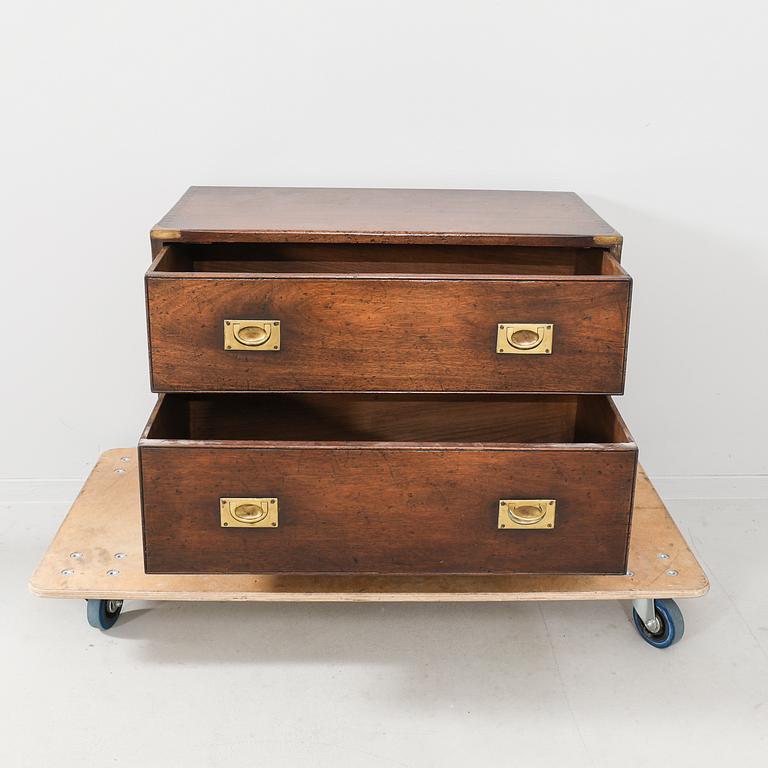 A two pcs English mahogany dresser and mirror later part of  the 20th century.