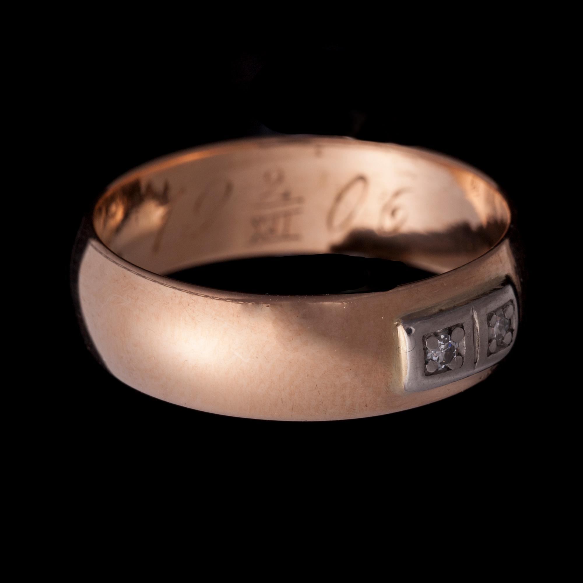 SORMUS, 56 kultaa, timantit. Venäjä. Paino n. 4,6 g. Kaiverrus vuodelta 1906.