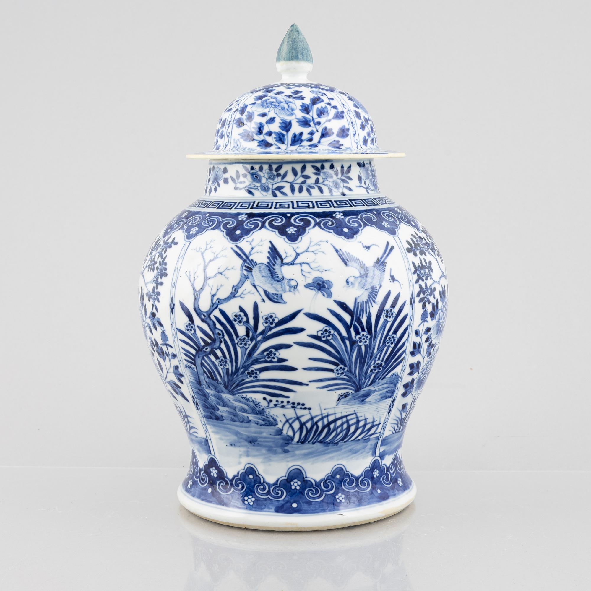A Chinese porcelain urn with cover, late Qing dynasty, early 20th century.