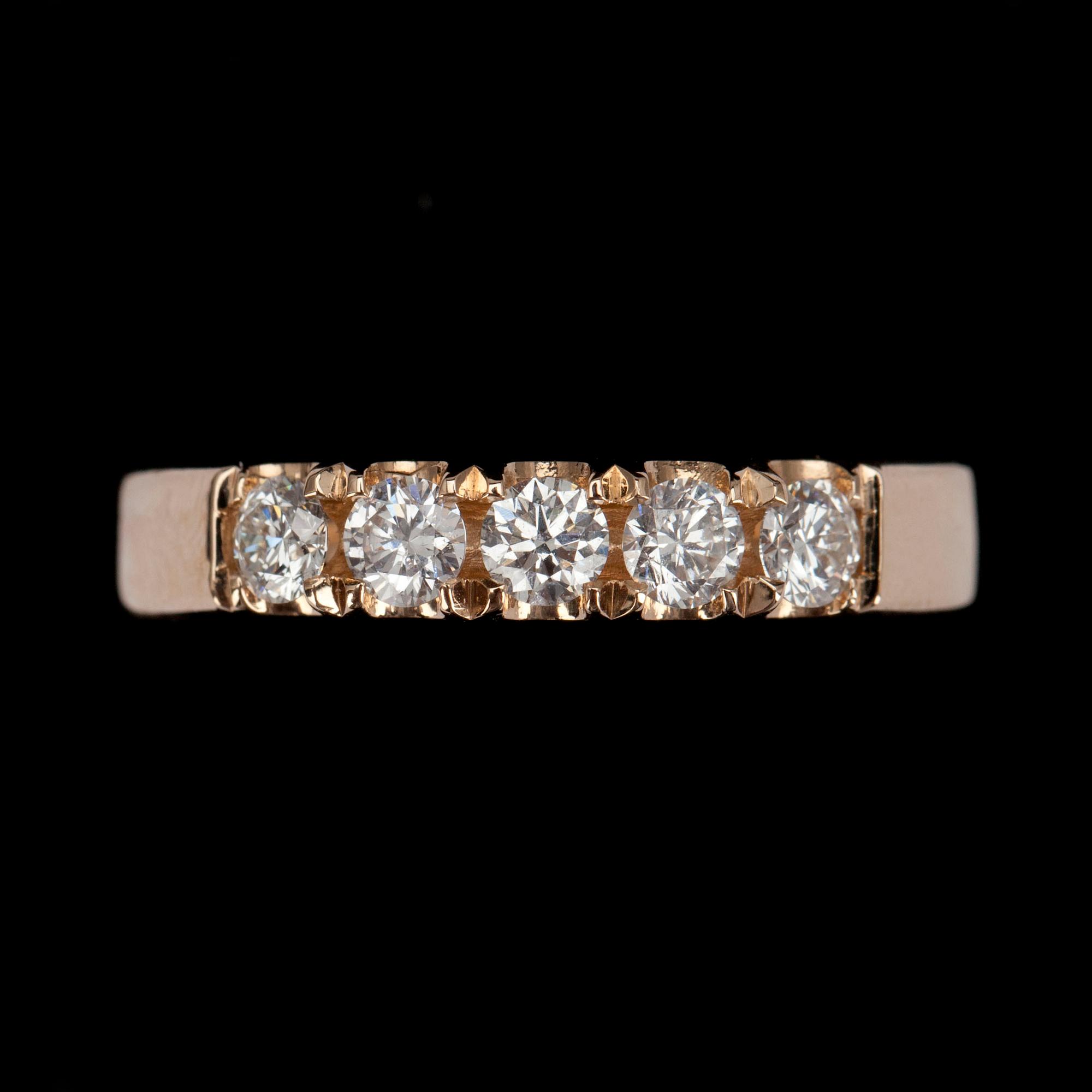 ALLIANSRING, guld 14K, 5 briljantslipade diamanter tot. 0,64 ct. Vikt 6,0 g. Intyg 207.