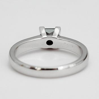 RING, 14k vitguld m svart prinsesslipad diamant ca 0,96 ct samt 10 briljant slipadediamanter tot ca 0,22ct. Vikt ca3,5g.