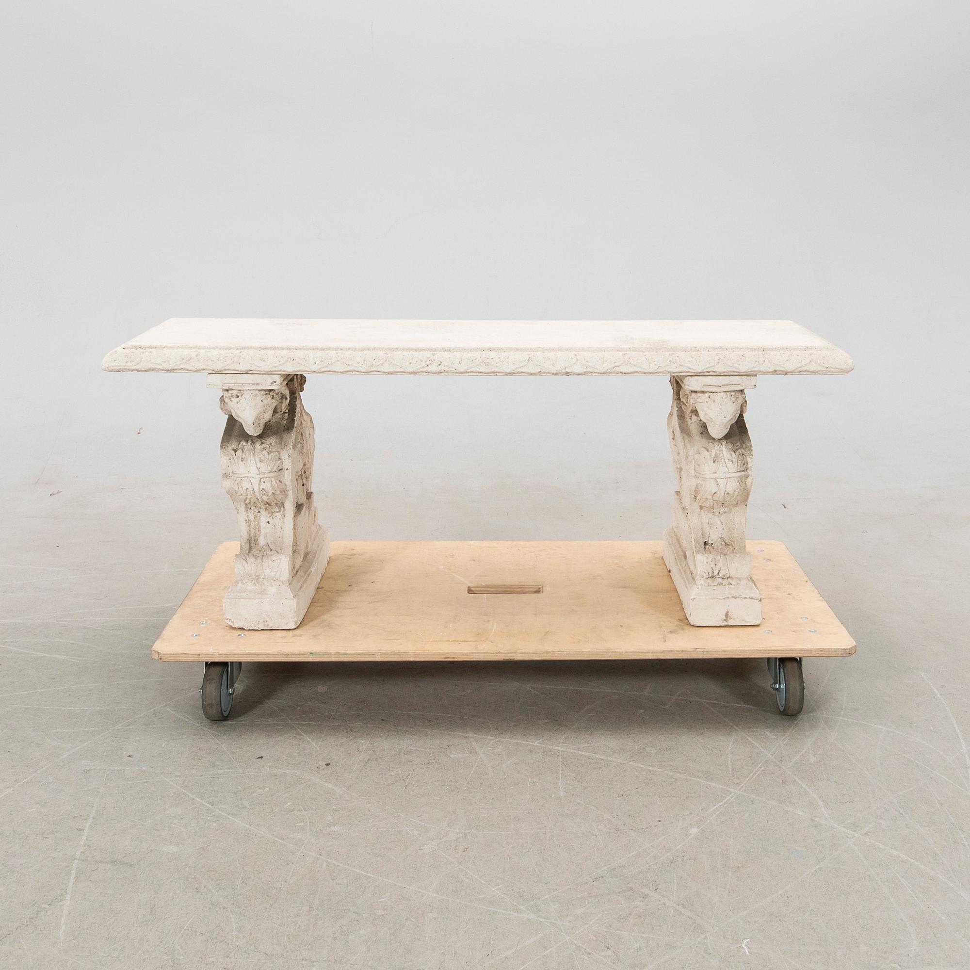 Trädgårdsbänk, betong, 1900-tal.