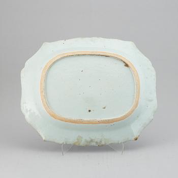 A blue and white serving dish, Qing dynasty, Qianlong (1736-95).